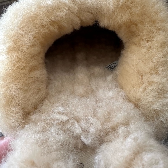 UGG Shoes - Picture 3 of 4